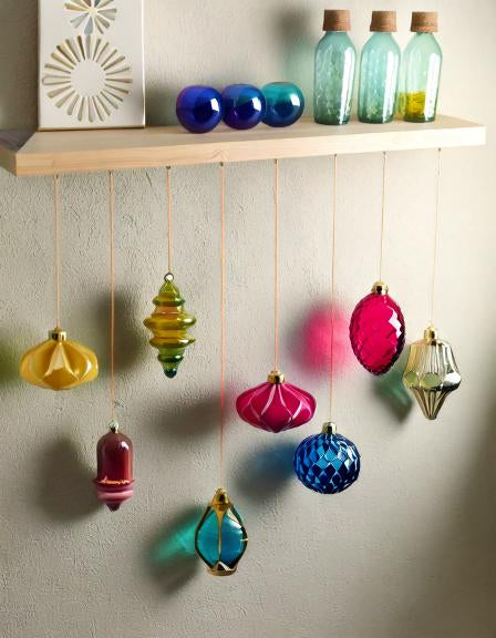 Nos étagères flottantes en bois suspension boules de Noël en verre